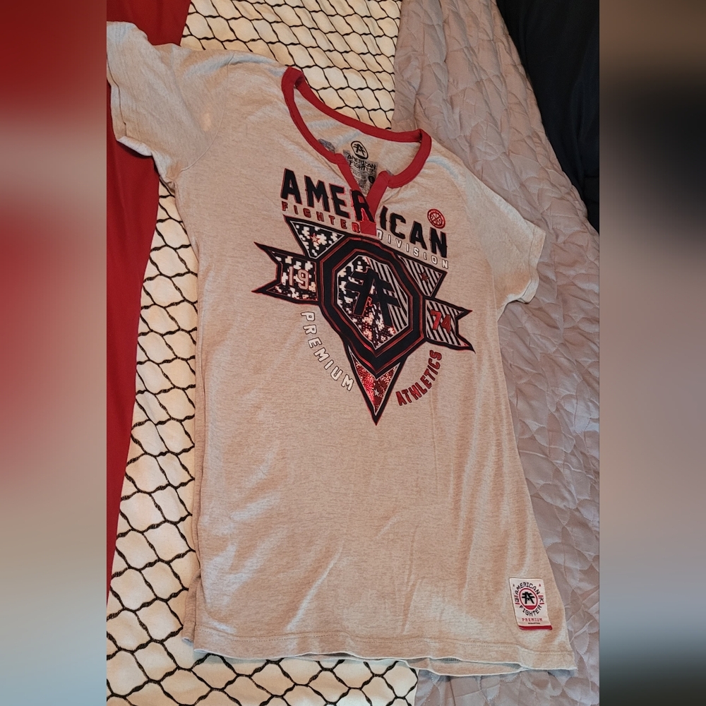 NWOT American Fighter Graphic T-Shirt BUCKLE WOMENS LARGE NEVER WORN